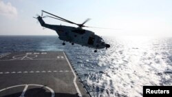 중국의 수륙양용 상륙함인 '징강샨'함에서 헬기가 이륙하고 있다. (자료화면)