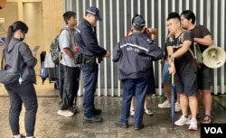 社民连4名成员在政府总部外进行五一劳动节请愿前，被多名警员截查 (美国之音)