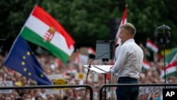 匈牙利总理欧尔班的挑战者彼得·马格雅在匈牙利德布勒森市集会上讲话。(2024年5月5日)