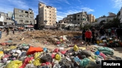2023年12月16日,以色列与巴勒斯坦伊斯兰组织哈马斯在加沙地带北部持续发生冲突,以色列袭击卡迈勒阿德万医院后,巴勒斯坦人在检查废墟场。(路透社图片)