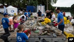 Relawan secara selektif memilah sampah yang dikumpulkan sesampainya di lokasi perkemahan pada 1 Agustus 2023. (Foto: AP)