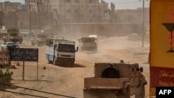 苏丹军方车辆行驶于喀土穆(2023年6月26日)