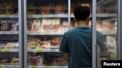 北京一家超市的肉类冰冻柜。(2024年6月13日)