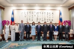 台湾总统赖清德2024年8月22日在台北总统府会晤美国前联合国常驻代表黑利(Nikki Haley)率领的访问团。(照片来自台湾总统府网站)