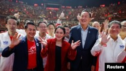 2023年5月12日,泰国反对派为泰党(Pheu Thai)的总理候选人为泰党成员贝东丹·西那瓦(Paetongtarn Shinawatra),泰国前总理他信的小女儿、为泰党成员贝东丹·西那瓦(Paetongtarn Shinawatra)和当地地产大亨斯雷塔·塔维辛(Srettha Thavisin)在即将举行的大选前共同出现在曼谷的一场声势浩大的造势会上。