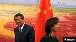美国商务部长吉娜·雷蒙多(Gina Raimondo)与中国国务院副总理何立峰在北京人大会堂举行会晤。(2023年8月29日)