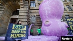 资料照:绿色和平的活动人士在布拉格的捷克工业部前抗议深海采矿。(2023年6月1日)