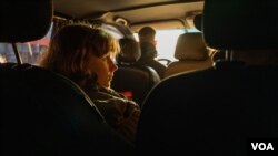 娜斯蒂娅从俄罗斯返回乌克兰哈尔科夫途中看到了战火带来的破坏。(2023年4月10日,美国之音博夏特拍摄)