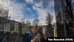 在康斯坦丁尼夫卡一处庇护所栖身的一位前巴赫穆特居民等待被转移至更加安全的城市。(2023年4月11日,美国之音博夏特拍摄)