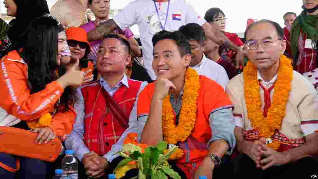 သြဂုတ်လ ၂၇ -- ကရင့်ရိုးရာလက်ချည်ပွဲကို တက်ရောက်နေတဲ့ Move Forward Party ရဲ့ ခေါင်းဆောင် Pita Limjaroenrat -- ဓါတ်ပုံ (မညိုညိုလွင် - VOA)
