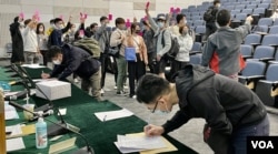 数以百计出席2月25日中大校友评议会周年大会的校友，不满会议突然被腰斩，联署要求召开特别会员大会检讨章则 (美国之音/汤惠芸)