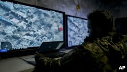 资料照:在乌克兰顿涅茨克地区的地下指挥中心,一名乌克兰士兵在观看无人机的信息。(2022年12月25日)