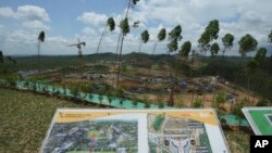 Fotorealistik digital menampilkan tata letak kompleks kepresidenan di Ibu Kota Nusantara dipamerkan di lokasi pembangnuan di Penajam Paser Utara, Kalimantan Timur, 8 Maret 2023. (Foto: Achmad Ibrahim/AP Photo)