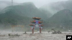 北京郊区妙峰山的牌楼下部被洪水淹没。(2023年7月31日)