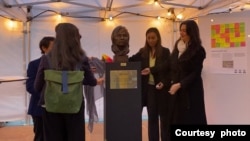 曹顺利雕像揭幕,主办方呼吁日内瓦市政府将此雕像放在市内 (美国之音/李伯安)