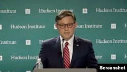 美国国会众议院议长迈克·约翰逊在华盛顿智库哈德逊研究所就美国所领导的世界秩序面临的威胁发表演说。(活动视频截图,2024年7月8日)