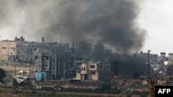 以色列继续追剿哈马斯,以色列轰炸南部以巴边界的加沙地区。(2023年12月27日)