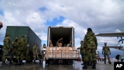 资料照 - 2022年2月27日,俄军开始对乌克兰发动入侵后不久,希腊军人正在将人道救援物资装上飞机,准备对乌克兰进行援助。