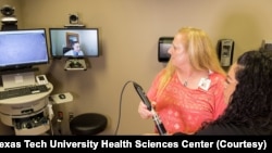 Seorang dokter kulit (di layar) mendeteksi kanker kulit melalui telemedicine (foto: ilustrasi). Perusahaan teknologi Inggris kembangkan sistem deteksi kanker kulit menggunakan AI yang otonom dengan menggunakan telepon pintar.