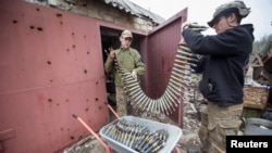 资料照片:乌克兰军人在巴赫穆特抗俄前线附近为防空炮加装弹药。(2023年4月12日)