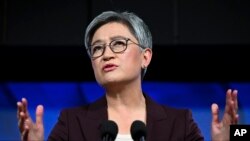 澳大利亚外长黄英贤在堪培拉的全国新闻俱乐部发表讲话。(2023年4月17日)