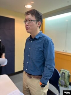 声援富察连署工作小组成员、八旗出版社前编辑王家轩(美国之音记者金谷2023年5月12日摄于台北)