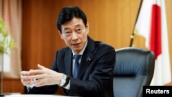资料照:日本经济产业大臣西村康稔(Yasutoshi Nishimura)在东京接受路透社采访。(2023年4月5日)