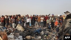 巴勒斯坦民众聚集在加沙南部拉法城一个遭以色列空袭的难民营前。(2024年5月27日)