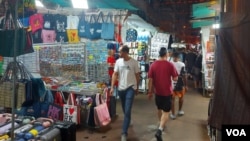 即使是销情最好的香港特色产品摊位，也遇上门可罗雀的情况(美国之音 林淦峰)