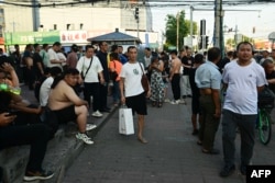 聚集在北京一处劳工人力市场上寻找日结薪水工作的工人。(2023年8月15日)