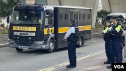 香港壹传媒创办人黎智英国安案,控方第4名从犯证人、“12港人”之一李宇轩,3月13日由俗称“铁甲威龙”的高度设防囚车,押送到西九龙裁判法院,首日出庭作供 (美国之音/汤惠芸)