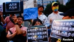 台湾民众聚集在台北的立法院外表达自己的政治意愿。(2024年5月24日)