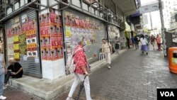 香港近年经济疲弱零售市道不景,旺角闹市都有不少店铺倒闭 (美国之音照片)