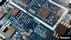Một bảng mạch máy tính với các con chip bán dẫn (ảnh tư liệu, tháng 2/2022, REUTERS/Florence Lo).