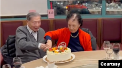 中国自由派经济学者茅于轼与夫人在加拿大近照 (公子沈X账号发布视频截图)