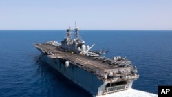 美国海军“巴丹”号两栖攻击舰穿越红海。(2023年8月8日)