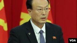 지난 29일 열린 노동당 중앙위원회 제8기 제10차 전원회의 2일차 회의 중 북한 간부가 김정은 국무위원장이 단독으로 새겨진 초상휘장을 착용하고 있다. (사진출처: 조선중앙통신)