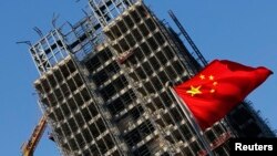 中国国旗在北京一处正在施工的楼盘前飘扬。(2013年11月4日)