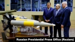 俄罗斯总统普京在图拉州官员的陪同下视察位于图拉的谢格洛夫斯基瓦尔机械制造厂。(2022年12月23日)