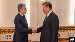 美国国务卿安东尼·布林肯(左)与中国国家主席习近平在北京人民大会堂会面。(2024年4月26日)