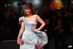 Zooey Deschanel di acara pemutaran perdana film 'Dreamin' Wild' di Festival Film Venesia September 2022 (dok: Joel C Ryan/Invision/AP)