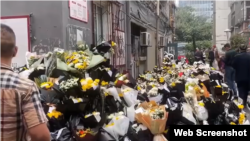 2023年10月28日中国安徽合肥红星路李克强故居前民众献花的悼念现场。(照片来自网络视频)