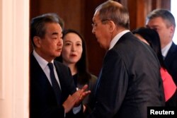 中国外交事务主管王毅与俄罗斯外长拉夫罗夫在莫斯科会谈前交谈。(2023年2月22日)