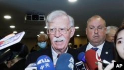 美国前国家安全顾问博尔顿在台北对记者讲话。(2023年4月29日)