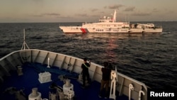 资料照:中国海岸警卫队船只在南中国海阻止菲律宾的供给船行驶。(2024年3月5日)