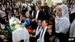 在以色列吞并的戈兰高地德鲁兹镇马吉达勒沙姆斯,德鲁兹妇女在一名前一天在黎巴嫩火箭袭击中遇难的人的葬礼上哀悼。(2024年7月28日)