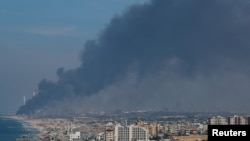 2023年10月7日,从加沙看到,巴勒斯坦哈马斯武装分子渗透到以色列南部地区后,以色列一侧升起了烟雾。(路透社)