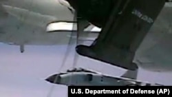 美国国防部2023年10月17日解密中国解放军胁迫和危险拦截行为的图像和视频,2022年5月24日中国军机在太平洋国际空域拦截美国军机。自2021年秋季以来,已有超过180起此类事件。