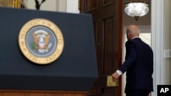 资料照片:2021年8月24日,拜登总统在白宫罗斯福厅发表讲话后离开房间。(美联社照片)