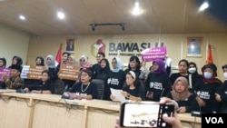 Sejumlah organisasi yang tergabung dalam Masyarakat Peduli Keterwakilan Perempuan (MPKP) mendesak KPU agar merevisi aturan tentang keterwakilan perempuan (VOA/Fathiyah).